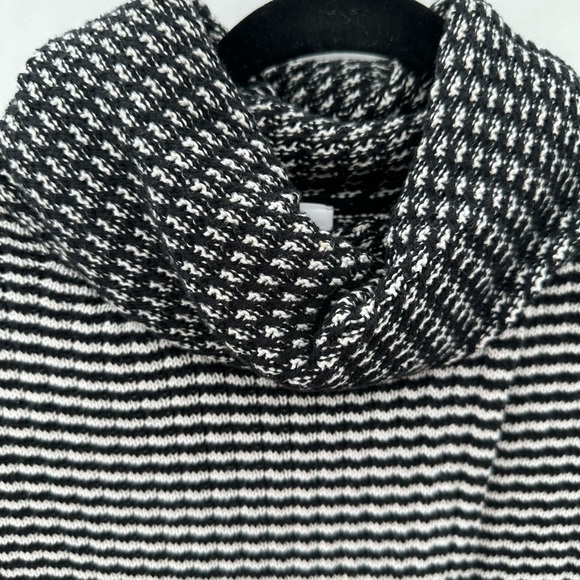 CABI FERGI split black-white turtleneck soft woman classic oversized sweater XS - Picture 6 of 12